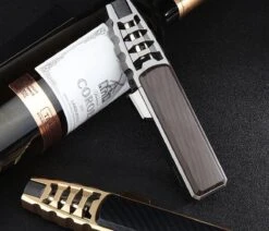 Merkloos Turbo Jetflame Aansteker - Gasbrander - Vuurwerk Torch - Crème Brûlée Brander - BBQ En Sigaren Aansteker - Windproof - Carbon Met Goudkleurige Metalen Behuizing -Barbecue Serie Winkel 1200x1028 2