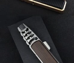 Merkloos Turbo Jetflame Aansteker - Gasbrander - Vuurwerk Torch - Crème Brûlée Brander - BBQ En Sigaren Aansteker - Windproof - Walnoothout Met Grijze Metalen Behuizing -Barbecue Serie Winkel 1200x1028 5