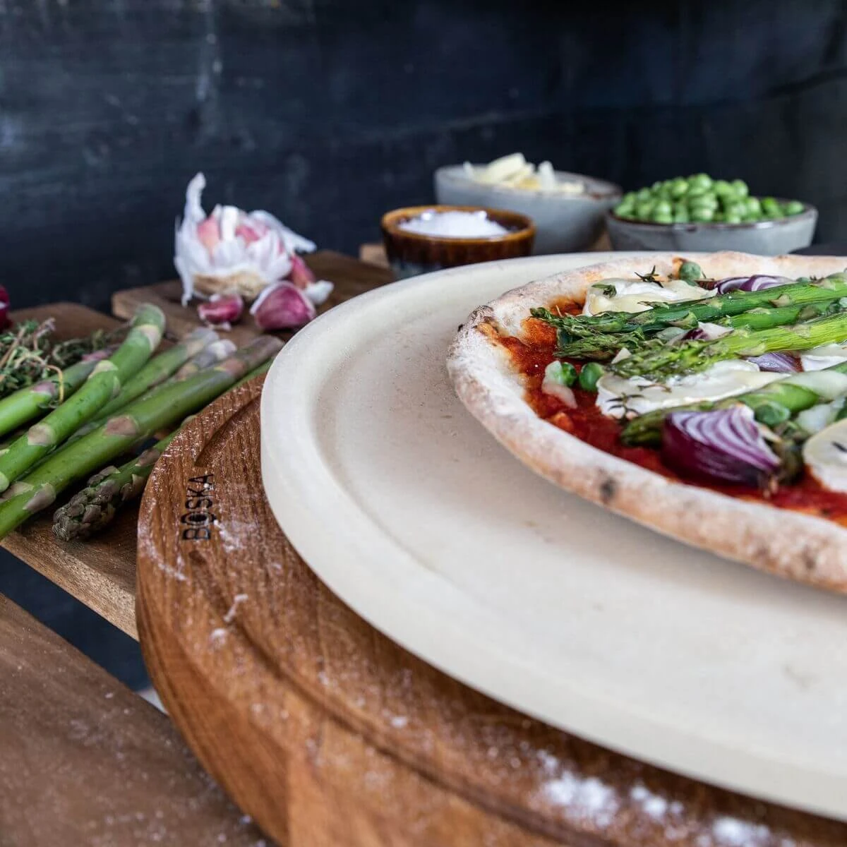 Boska Pizzasteen Deluxe L - Voor Oven & BBQ - Knapperige Pizza's - Ø 35 Cm - BBQ Accessoires 12 Boska Pizzasteen Deluxe L - Voor Oven & BBQ - Knapperige Pizza's - Ø 35 Cm - BBQ Accessoires - Afbeelding 12