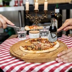 Boska Pizzaplank Friends L - BBQ Accessoires - Eikenhout - Handige Opvanggeul - Ø 34 Cm 20 Boska Pizzaplank Friends L - BBQ Accessoires - Eikenhout - Handige Opvanggeul - Ø 34 Cm -Barbecue Serie Winkel 1200x1200 561