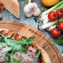 Boska Pizzaplank Friends L - BBQ Accessoires - Eikenhout - Handige Opvanggeul - Ø 34 Cm 21 Boska Pizzaplank Friends L - BBQ Accessoires - Eikenhout - Handige Opvanggeul - Ø 34 Cm -Barbecue Serie Winkel 1200x1200 562