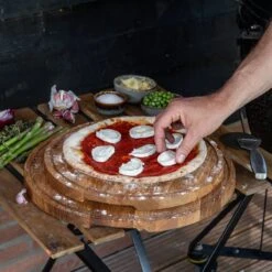 Boska Pizzaplank Friends L - BBQ Accessoires - Eikenhout - Handige Opvanggeul - Ø 34 Cm 30 Boska Pizzaplank Friends L - BBQ Accessoires - Eikenhout - Handige Opvanggeul - Ø 34 Cm -Barbecue Serie Winkel 1200x1200 570