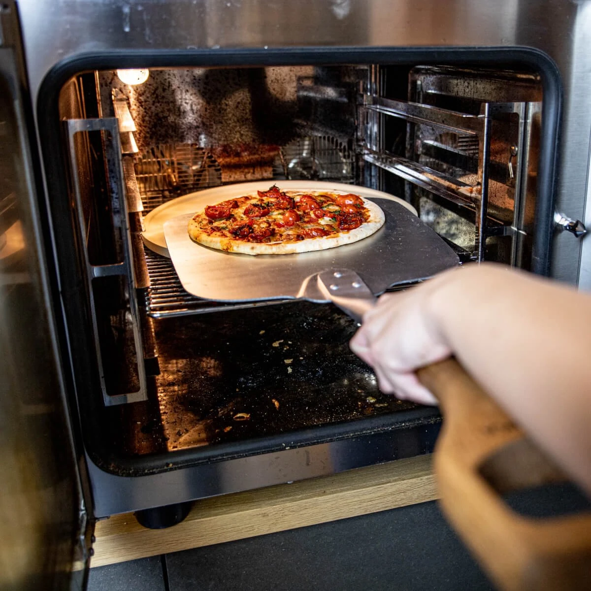 Boska Pizzasteen Deluxe - Voor Oven & BBQ - Knapperige Pizza's - Ø 29.5 Cm - BBQ Accessoires 13 Boska Pizzasteen Deluxe - Voor Oven & BBQ - Knapperige Pizza's - Ø 29.5 Cm - BBQ Accessoires - Afbeelding 13