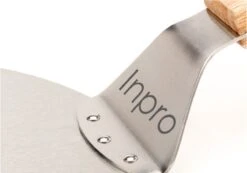 Inpro Pizzaschep RVS - Rond - Voor BBQ En Oven - Pizzaspatel - Taartschep - Houten Handvat - BBQ Gereedschap - Keukengerei - 30 Cm Diameter - Spatel -Barbecue Serie Winkel 1200x842 2