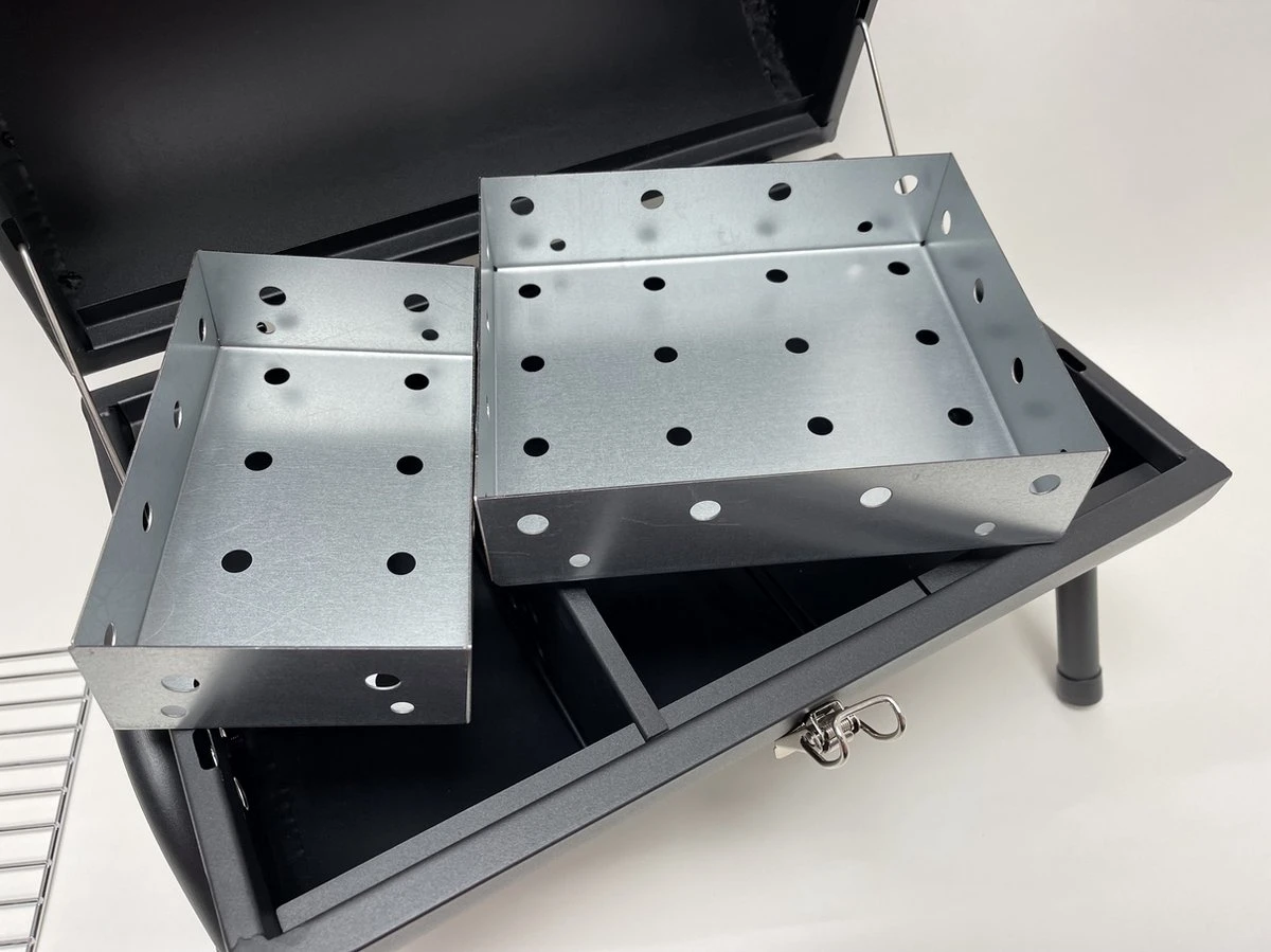 Compacte Draagbare Kolen BBQ Van Wolff BBQ - Handig Voor Op De Camping Op Het Strand Of In Een Park - Smoker Barbecue - Draagbare Lichtgewicht Bbq - Met Thermometer En Lucht Doorvoer. Laat Je Vlees Langzaam Garen. 7 Compacte Draagbare Kolen BBQ Van Wolff BBQ - Handig Voor Op De Camping Op Het Strand Of In Een Park - Smoker Barbecue - Draagbare Lichtgewicht Bbq - Met Thermometer En Lucht Doorvoer. Laat Je Vlees Langzaam Garen. - Afbeelding 7