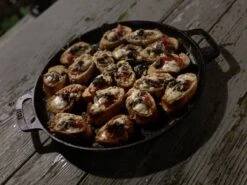 Valhal Outdoor Skillet / Plancha / Koekenpan - Gietijzer - Diameter 35cm, Twee Handvatten, VH35F -Barbecue Serie Winkel 1200x900 45