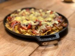 Valhal Outdoor Skillet / Plancha / Koekenpan - Gietijzer - Diameter 35cm, Twee Handvatten, VH35F -Barbecue Serie Winkel 1200x900 47