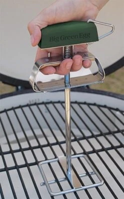 Big Green Egg Grid Lifter - Rooster Lifter - Gietijzeren Rooster Lifter 7 Big Green Egg Grid Lifter - Rooster Lifter - Gietijzeren Rooster Lifter -Barbecue Serie Winkel 745x1200 1