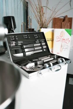 Sens Design BBQ Accesoires - 18 Delig - BBQ Gereedschapset Koffer -Barbecue Serie Winkel 801x1200 1